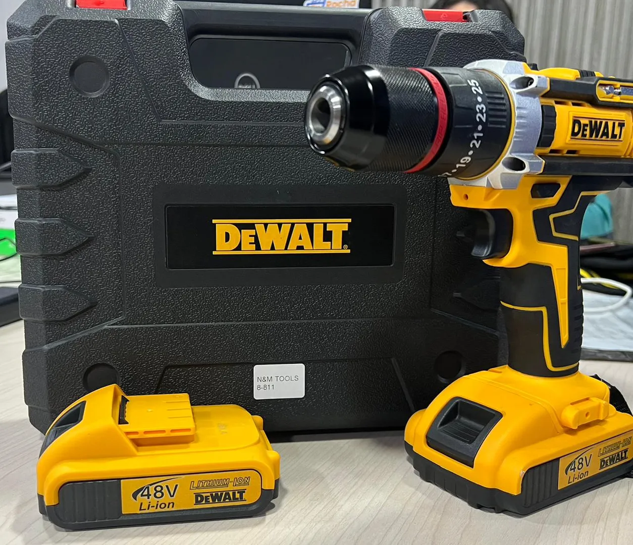TALADRO INALAMBRICO DOBLE BATERIA 48V PERCUTOR SET DE COPAS DEWALT